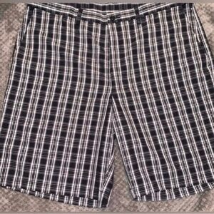 NWOT HAGGAR MENS SHORTS. 38